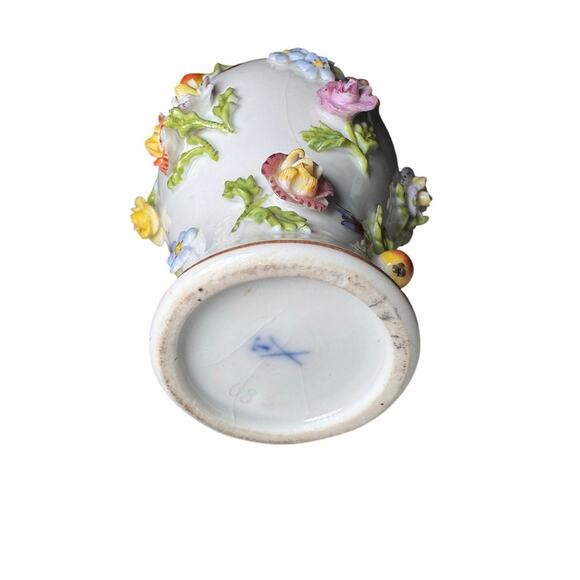 Victorian Meissen Small Vase Encrusted with Flowers and Inlayed Bug Paintings - Picture 5 of 6